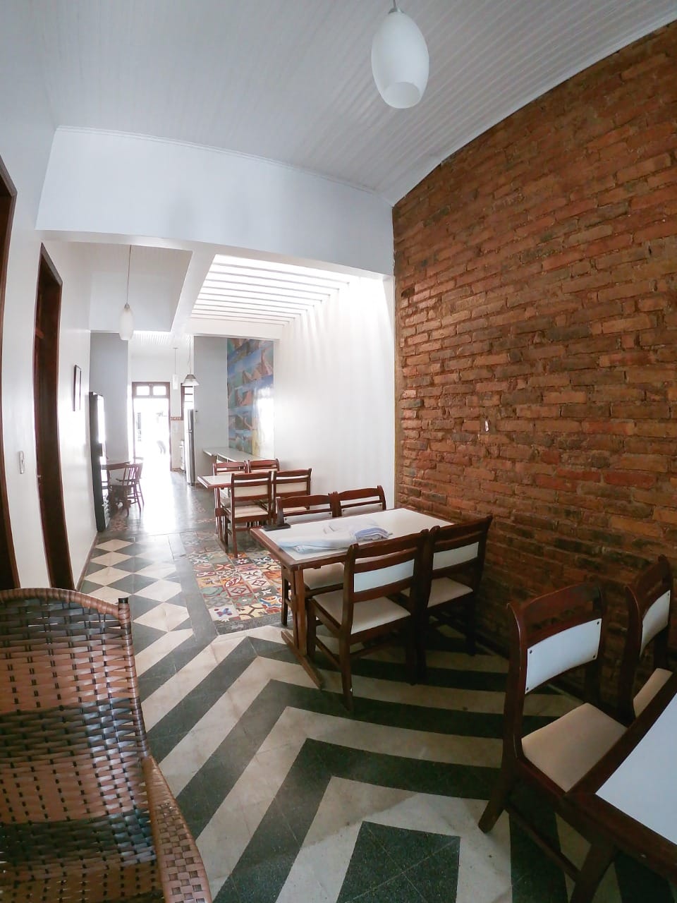 Sala de café da manhã com parede de tijolinho