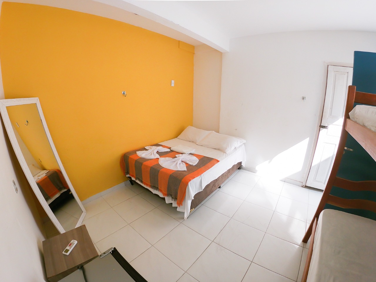 Quarto com cama de casal, beliche e espelho