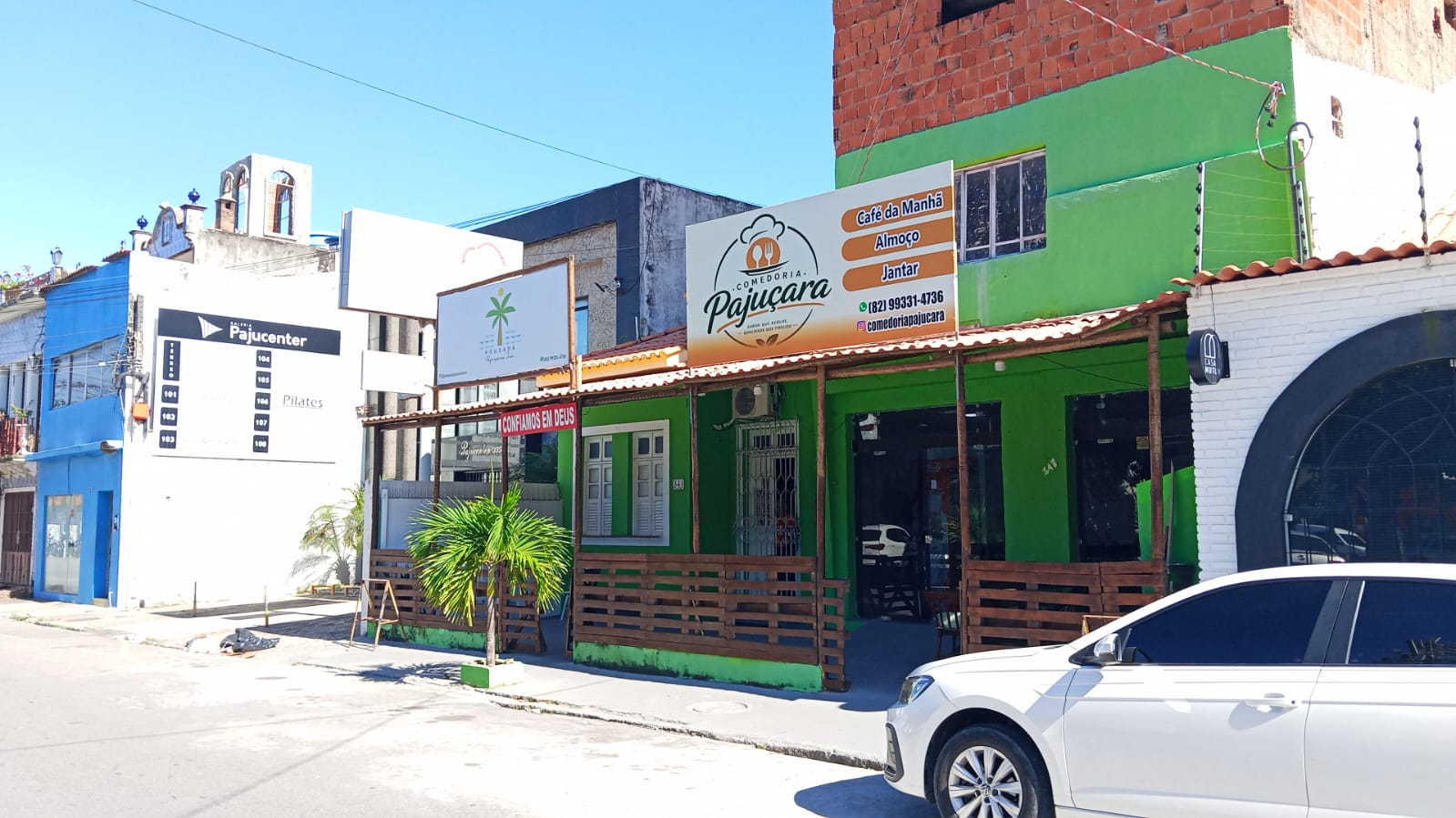Rua da pousada em Pajuçara com comércios ao lado
